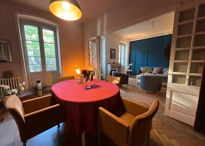 Cœur De Ville, Garage Privé Et Gratuit Avec Terrasse ! *